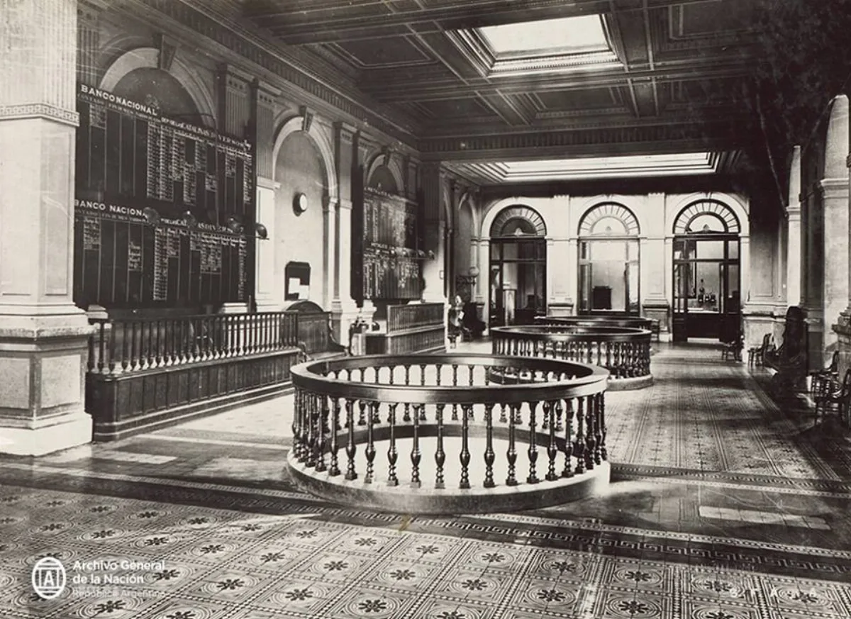 Antiguo edificio de la Bolsa (interior), c.1890.
Documento Fotográfico. Fondo Witcomb. Inventario 710.