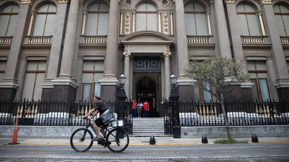 Alerta en el crédito: la morosidad sube y condiciona la expansión del financiamiento
