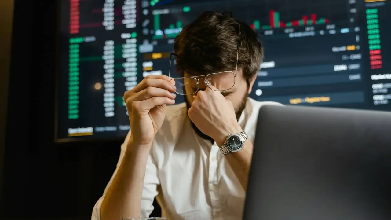 Alertan sobre estafas con IA que prometen ganancias imposibles