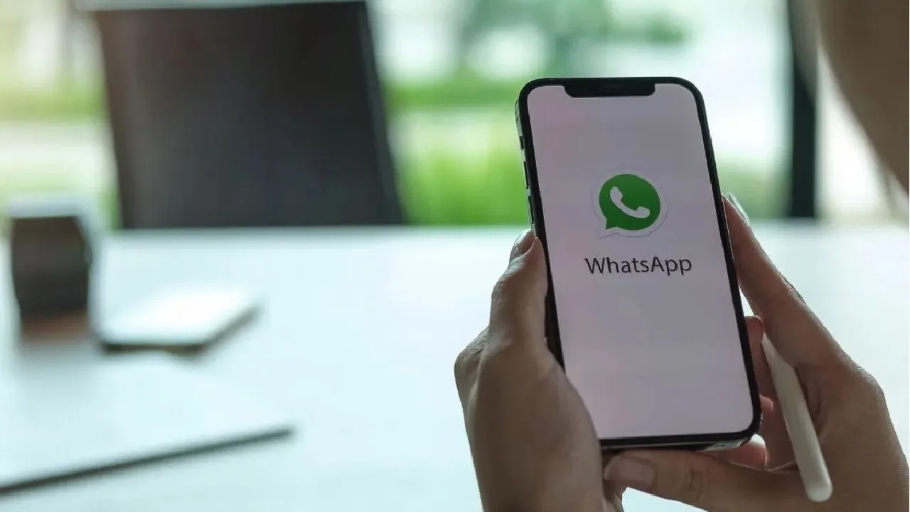 Cómo escuchar audios de WhatsApp sin que el remitente lo sepa y qué conviene saber