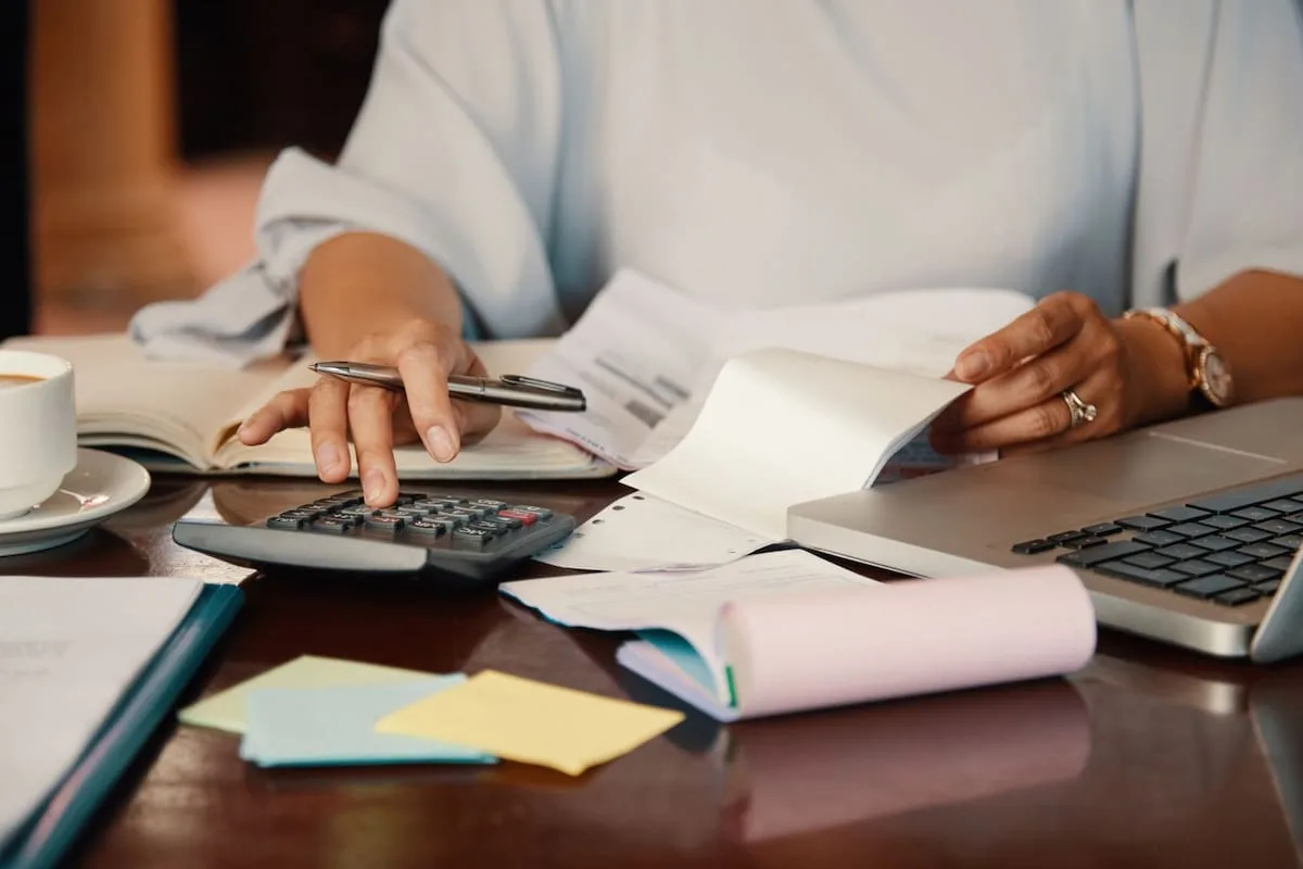 Cómo los gastos hormiga se comen hasta 15% del sueldo y qué hacer
