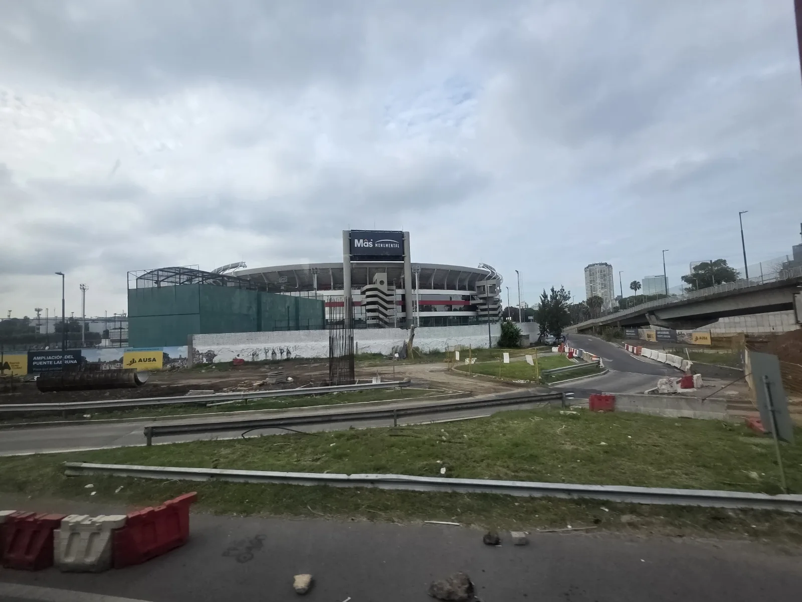 Estadio de River Plate visto desde Avenida Leopoldo Lugones, Ciudad Autónoma de Buenos Aires, Argentina.