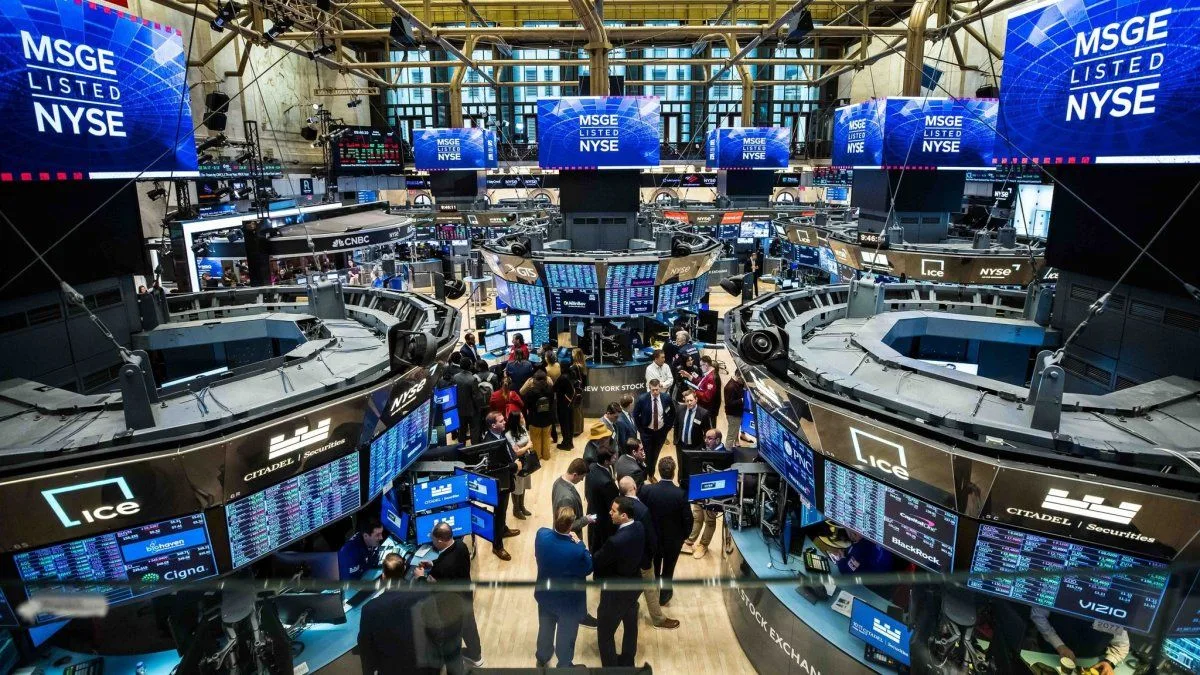 Wall Street sube en preapertura tras balances tech y anuncios de inversión